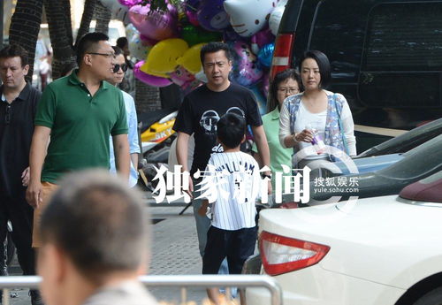 獨家直擊 王中磊攜妻兒溫馨出行，夫妻恩愛牽手，兒子活潑盡顯童真